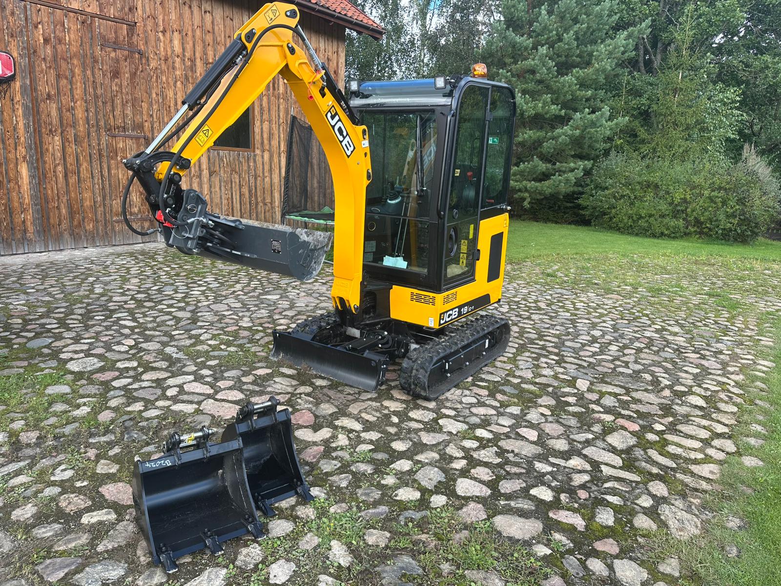 Minikoparka JCB - widok z boku